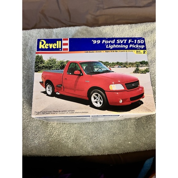 Revell 99 Ford SVT F-150 Lightning Model Pickup Kit 1/25 Complete - Picture 1 of 5